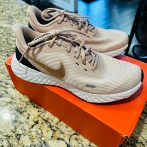 Nike Revolution 5 - Fiery Red